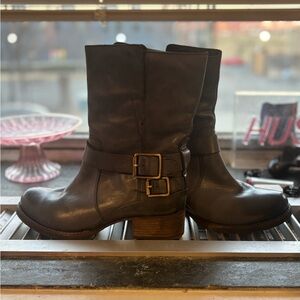 6.5 Navy Clark boots